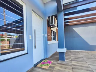 Fachada de uma residência em Lajeado, Brasil, mostrando a porta e a janela.