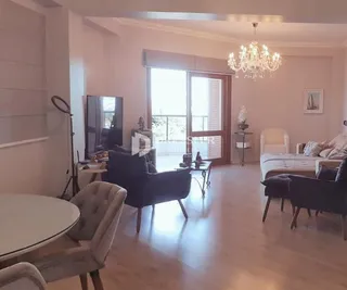 Sala de estar com vista para o exterior em Lajeado.