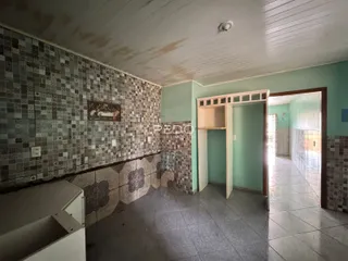 Interior de um ambiente com revestimento de azulejos no chão e parede.