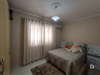 Quarto com cama e cortinas.