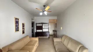Sala de estar com dois sofás e piso de madeira clara.