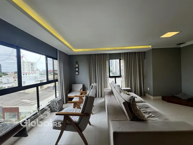 Sala de estar moderna com grandes janelas e vista da cidade.