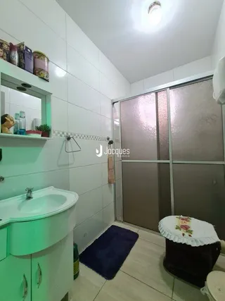 Foto de um interior com paredes brancas e uma porta de correr.