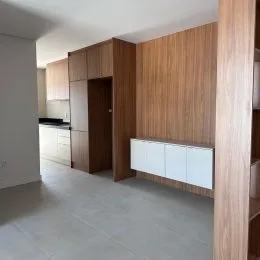 Vista interna com painéis de madeira e piso claro.