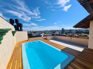 Vista de uma piscina com deck de madeira em Lajeado, Brasil.