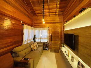 Sala de estar com revestimento de madeira e sofá.