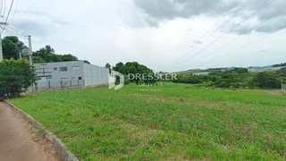 Campo gramado com um prédio ao fundo.