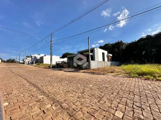 Vista da fachada de uma casa em Lajeado, Brasil, com rua pavimentada.