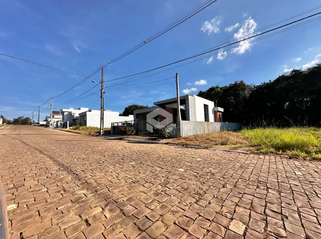 Vista da fachada de uma casa em Lajeado, Brasil, com rua pavimentada.