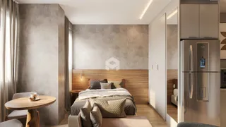 Quarto com cabeceira de madeira e armário branco em um apartamento.