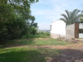 Fachada de imóvel com jardim e vegetação em Lajeado, Brasil.