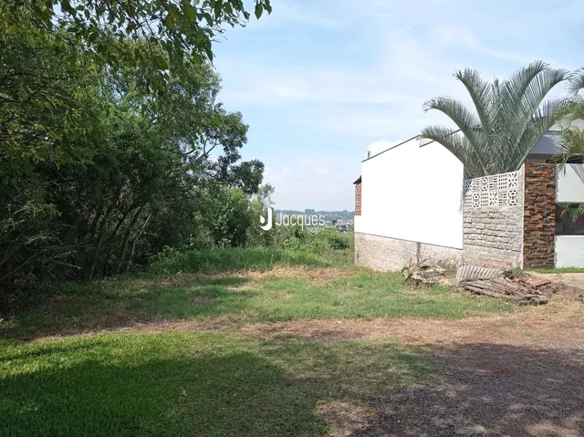 Fachada de imóvel com jardim e vegetação em Lajeado, Brasil.