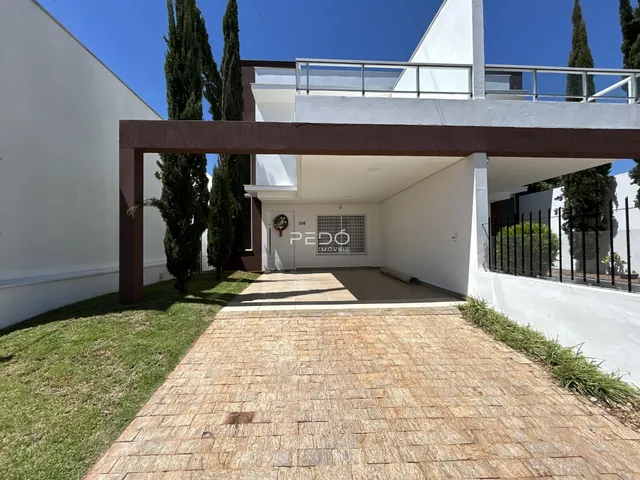 Fachada de uma residência moderna em Lajeado, Brasil, com terraço e jardim.