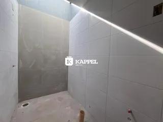 Parede com revestimento de azulejos brancos em um ambiente interno.