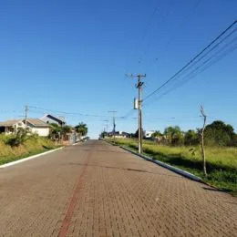 Vista da estrada pavimentada em Lajeado, Brasil, sob céu azul.