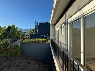 Fachada moderna de um imóvel em Lajeado, Brasil, com área de lazer e jardim.