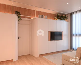 Sala de estar moderna com painéis de madeira e armários brancos.