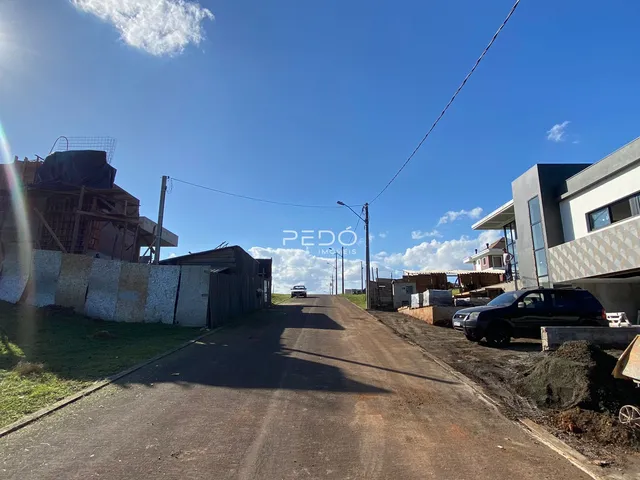 Vista de uma rua de terra com construção ao fundo em Lajeado, Brasil.