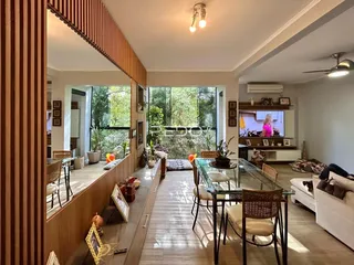 Sala de estar com vista para a natureza em Lajeado, Brasil.