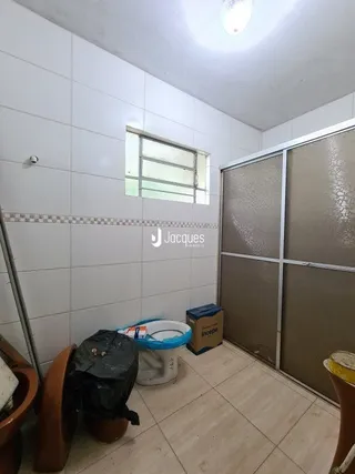 Quarto interno com paredes brancas e piso de cerâmica.