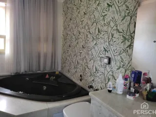 Foto de um banheiro com banheira e revestimento de parede verde.