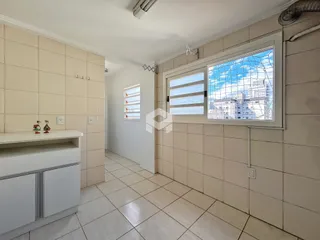 Hall de entrada com piso de cerâmica e janela grande em um imóvel no Brasil.