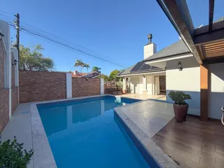 Vista externa de uma piscina e área de lazer de uma residência em Lajeado.