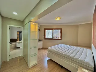 Quarto com cama e armário em um apartamento.