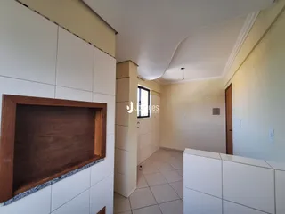 Hall de entrada com piso cerâmico e paredes brancas em uma residência.