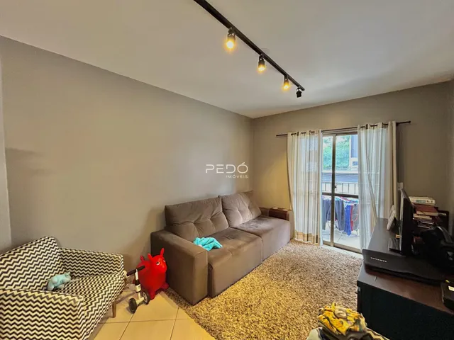 Sala de estar com sofá e tapete em um imóvel no Brasil.