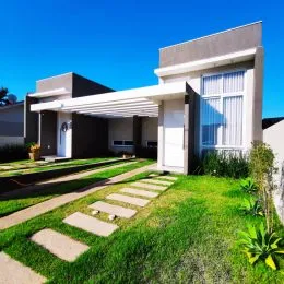Fachada de uma casa moderna com jardim em Lajeado, Brasil.