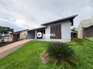 Fachada de uma residência em Lajeado, Brasil, com jardim gramado em primeiro plano.