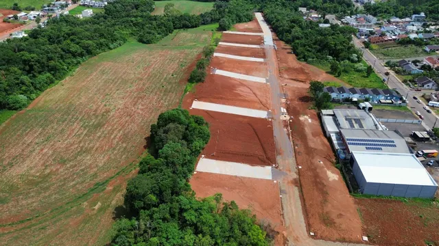 Vista aérea de um terreno com área de construção adjacente em Lajeado.