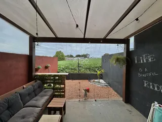 Sala de estar com vista para o quintal e campo.
