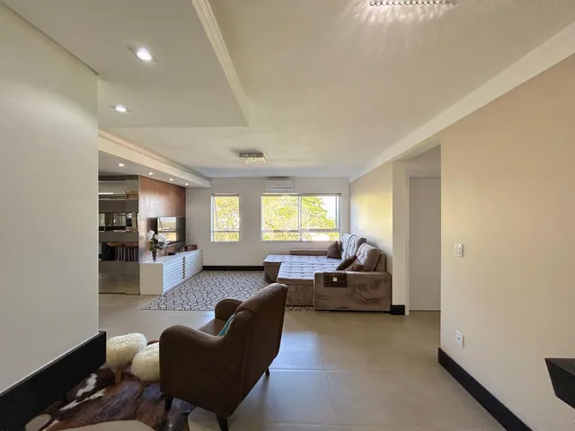Sala de estar com sofá e piso de cerâmica.