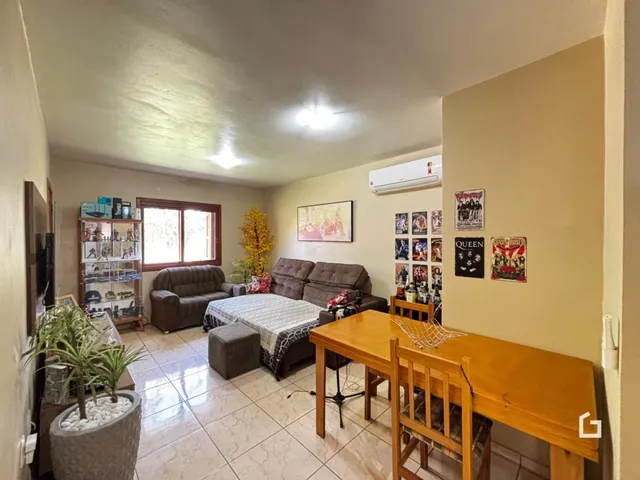 Sala de estar com sofá e cama em ambiente interno.