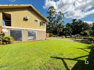 Fachada de uma casa com jardim gramado em Lajeado, Brasil.