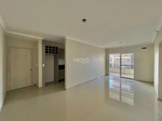 Hall com piso de cerâmica claro em uma propriedade.