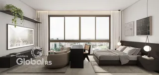 Sala de estar moderna com vista para a cidade.