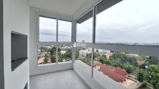 Vista externa de um imóvel com grandes janelas.
