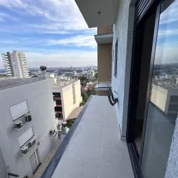 Fachada moderna de um edifício residencial em Lajeado com vista panorâmica da cidade.