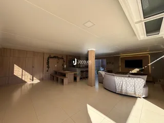 Sala de estar e cozinha de uma residência em Lajeado.