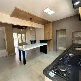 Ambiente interno com mesa de jantar em um espaço moderno.