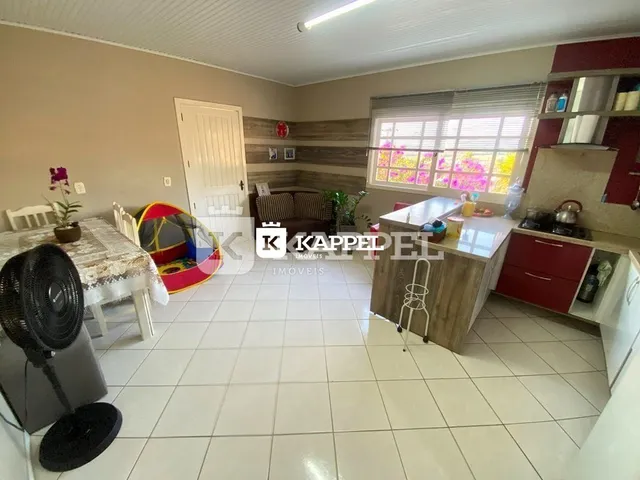 Foto interna de um cômodo com piso de cerâmica e teto de gesso.