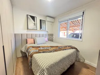 Quarto com cama e janela em um imóvel no Brasil.