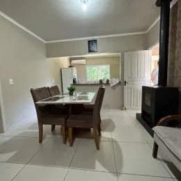 Foto de um ambiente interno com mesa de jantar e piso de cerâmica.