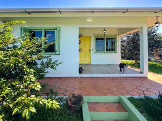 Fachada de uma casa residencial em Lajeado, Brasil, com porta amarela e jardim frontal.