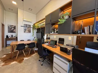 Foto de um escritório moderno com estantes e mesa de madeira em Lajeado.