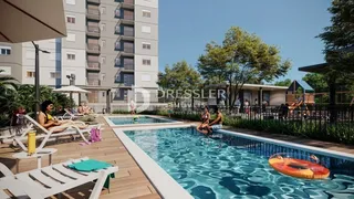 Vista da piscina e área externa de uma propriedade em Lajeado.