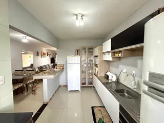 Vista da cozinha e sala de jantar de um imóvel em Lajeado, Brasil.